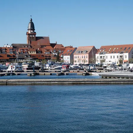 Ferienwohnung Haus Am Seeufer Backbord Waren  Esterno foto